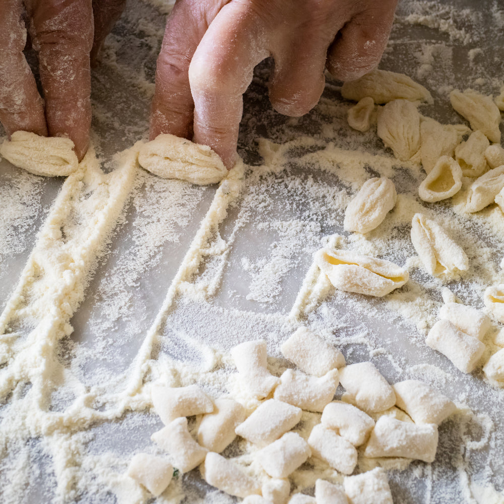 Mani che producono orecchiette