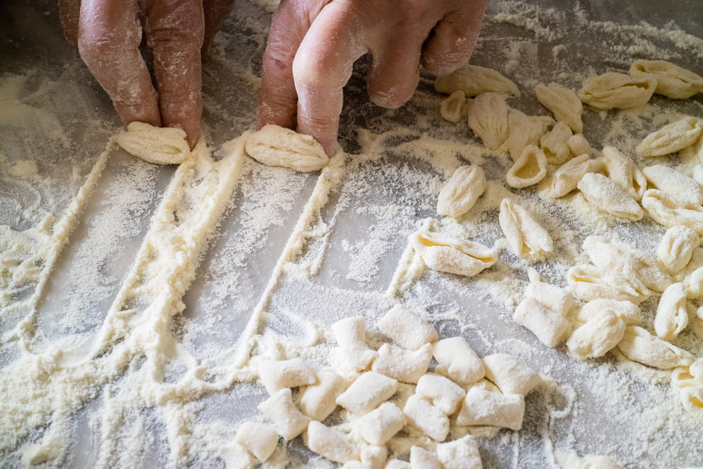 Mani che producono orecchiette